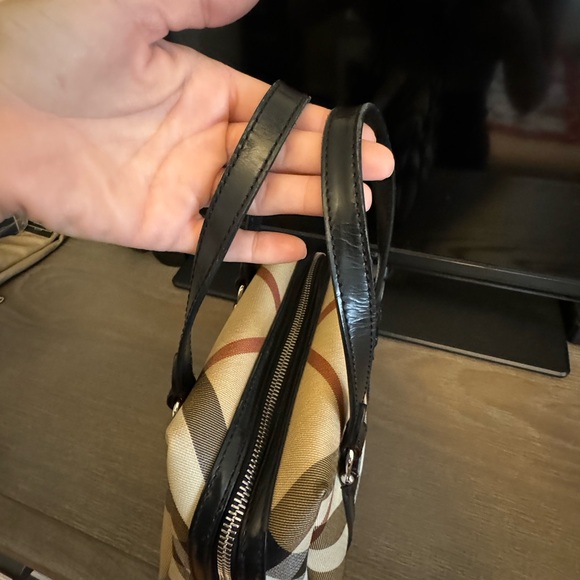 Authentic Burberry bag in great condition! - Picture 9 of 16